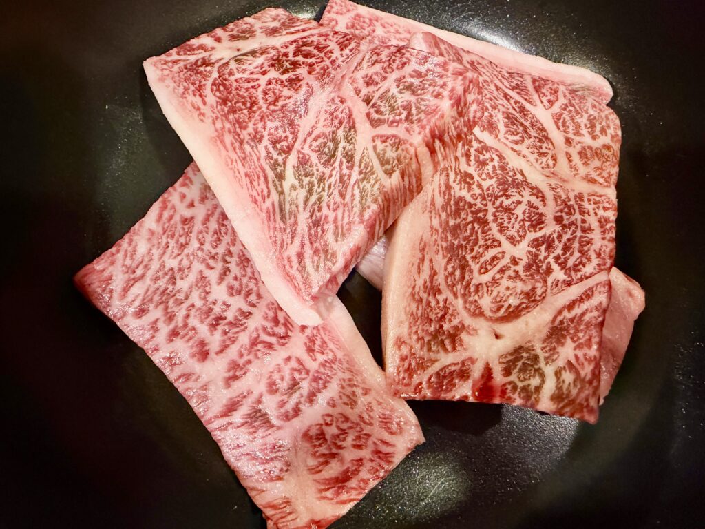 牛ステーキ肉をフライパンに並べた状態｜焼く前の下準備