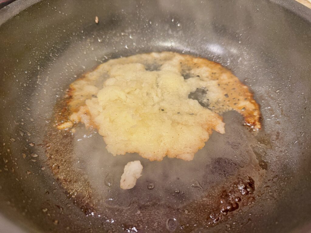 フライパンで玉ねぎペーストを加熱している工程