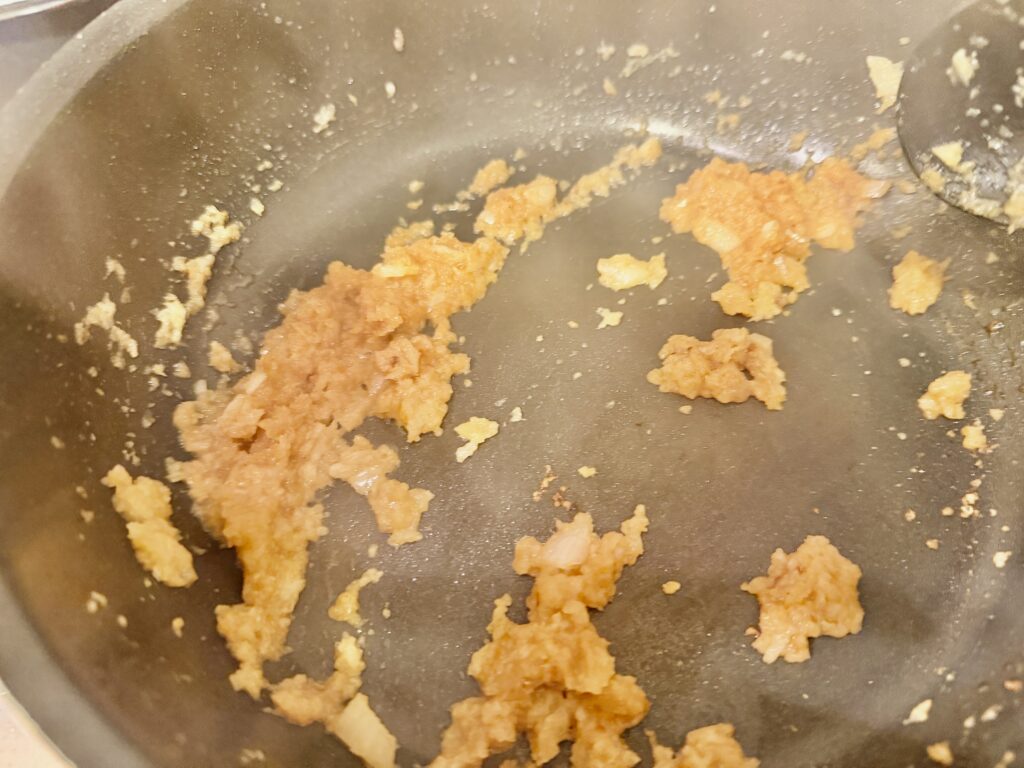 水分が飛び始めた玉ねぎペーストの状態