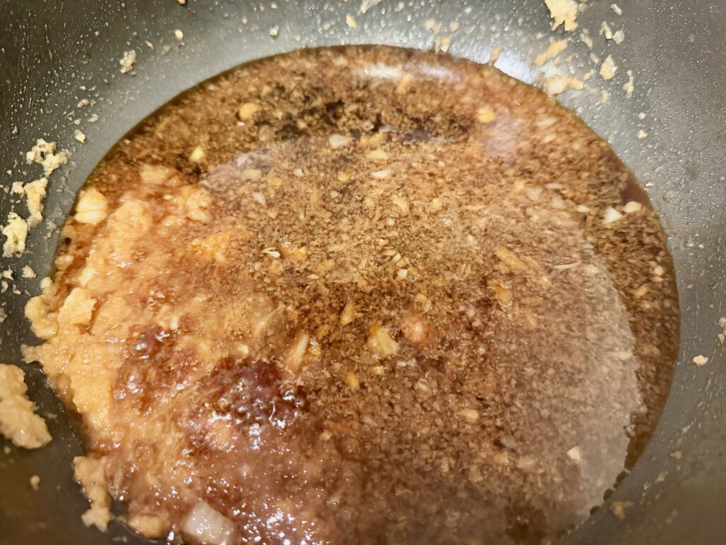 調味料を加えて煮立ったソースの状態