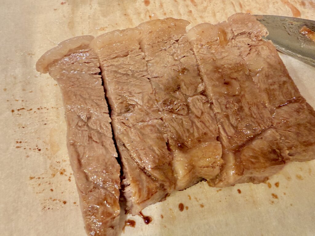牛ステーキを食べやすくカットしている様子