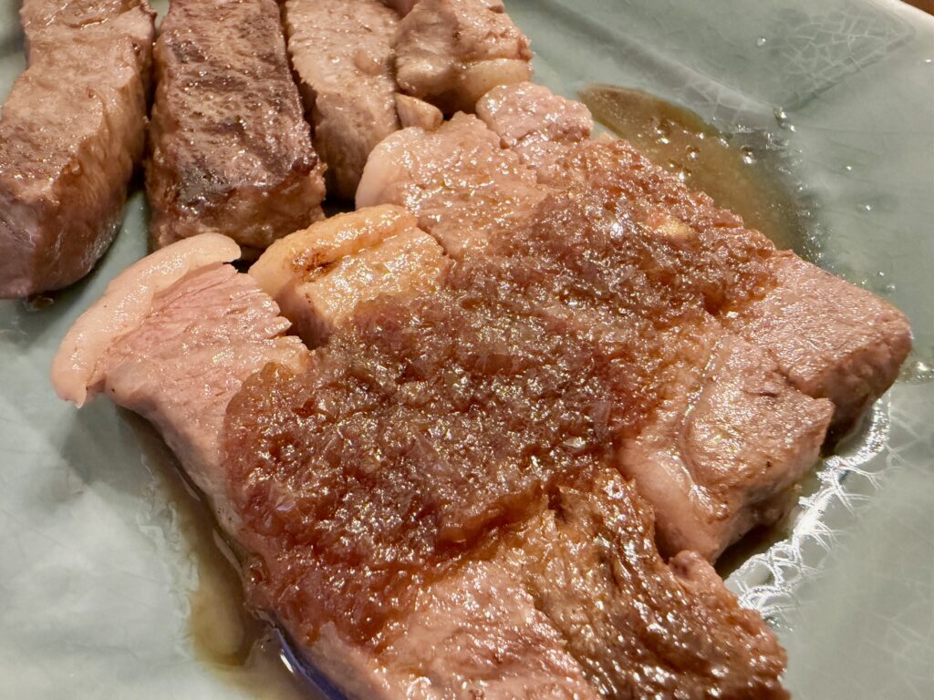 牛ステーキを食べやすいサイズに切った盛り付け