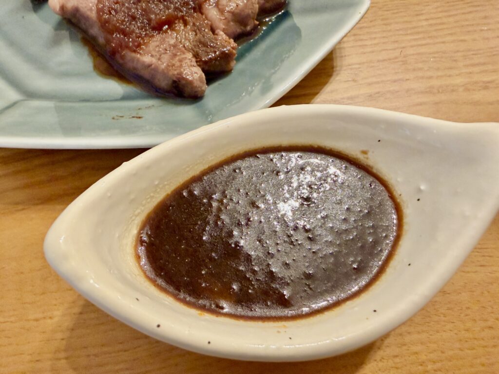 ソースをかけた焼き肉の盛り付けイメージ