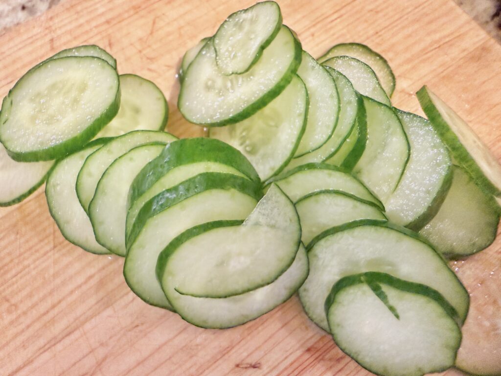 マカロニサラダ用のきゅうりを薄くスライスする工程