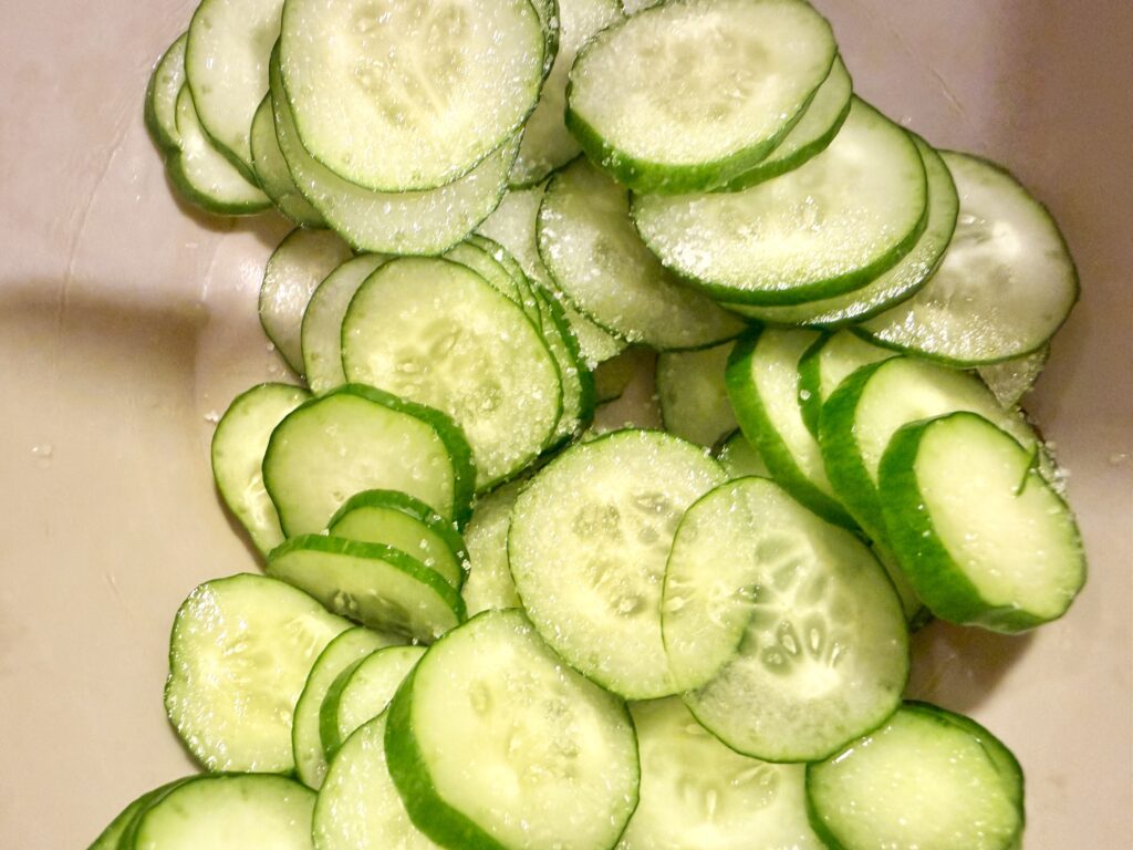 塩をふったきゅうりから水分を出す工程