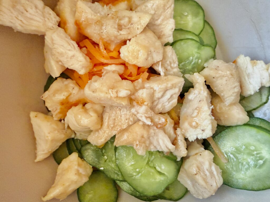 作り置き鶏むね肉を加えたマカロニサラダ