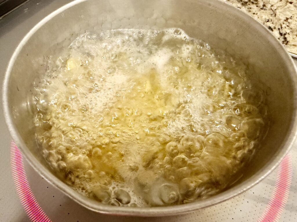 マカロニを茹でる鍋の様子