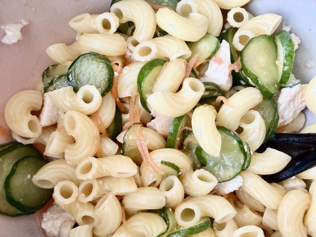 マヨネーズなしマカロニサラダを混ぜる工程