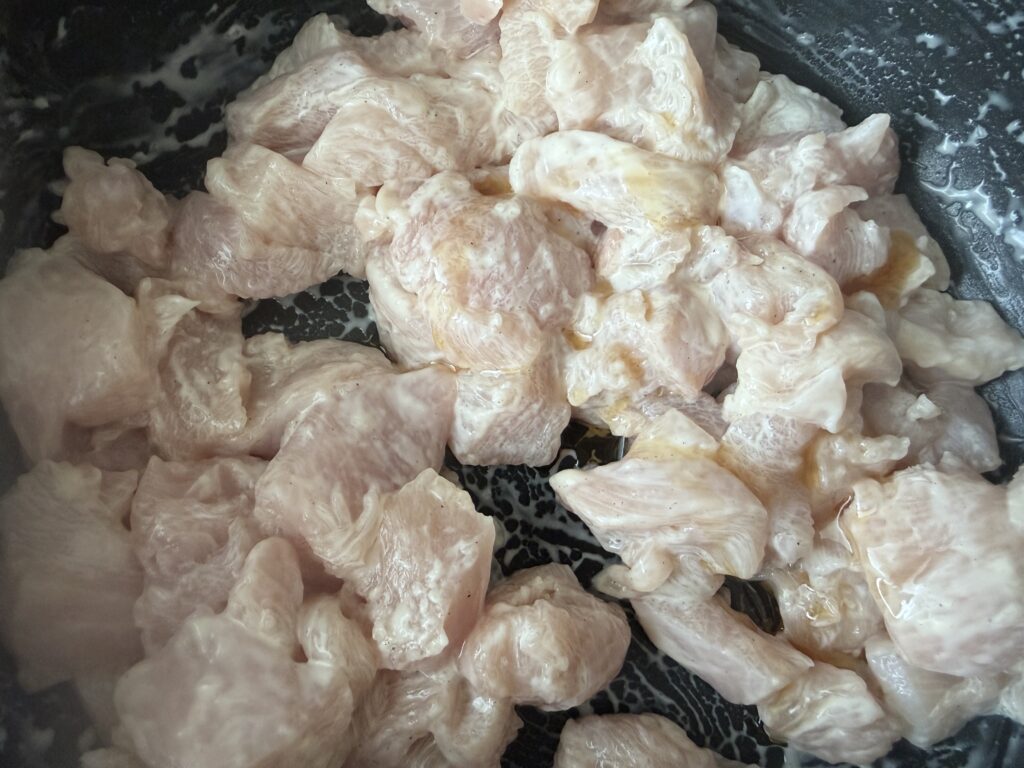 マヨネーズと調味料を絡めた鶏胸肉の様子