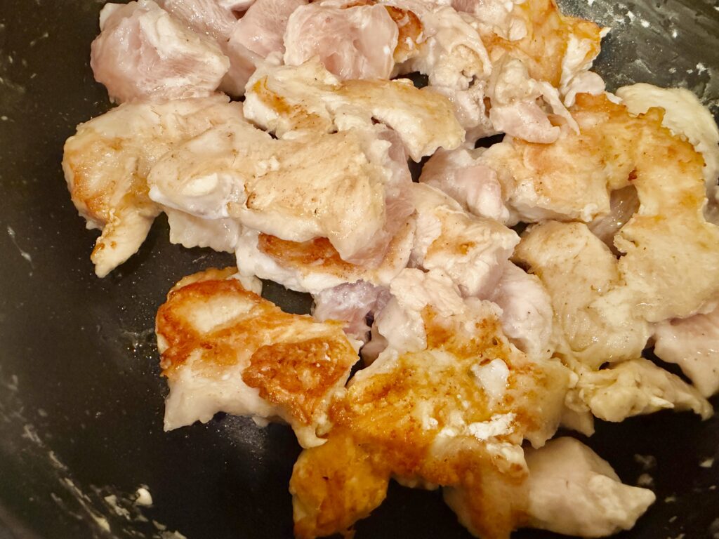こんがり焼き色がついた鶏胸肉