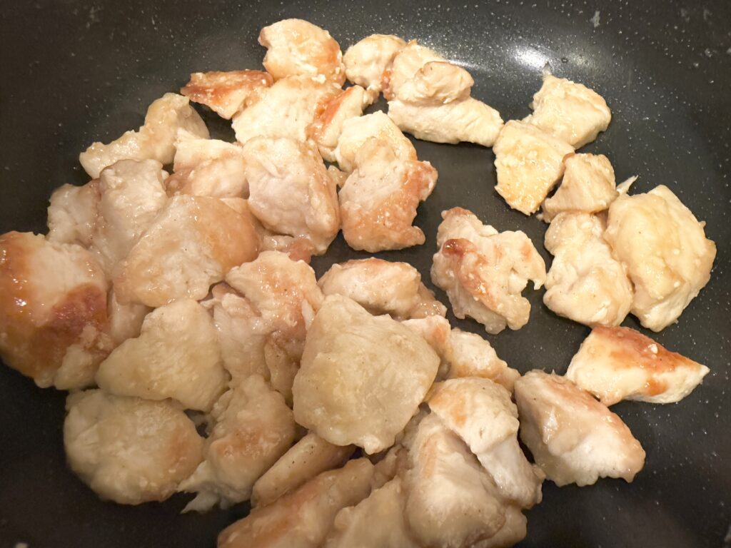 こんがり焼き色がついた鶏胸肉の完成