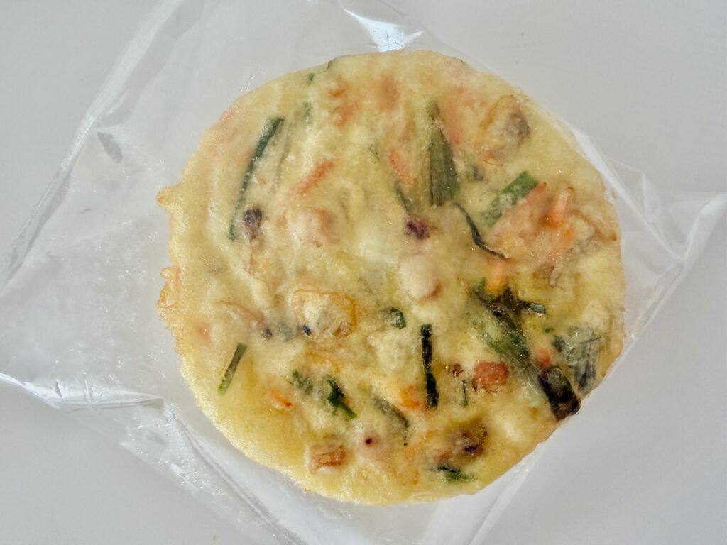 コストコ ビビゴ 海鮮にらチヂミ 冷凍状態の具材アップ