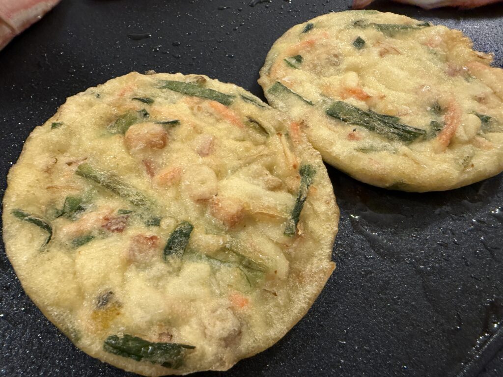 コストコ ビビゴ 海鮮にらチヂミ 2枚をフライパンで調理中