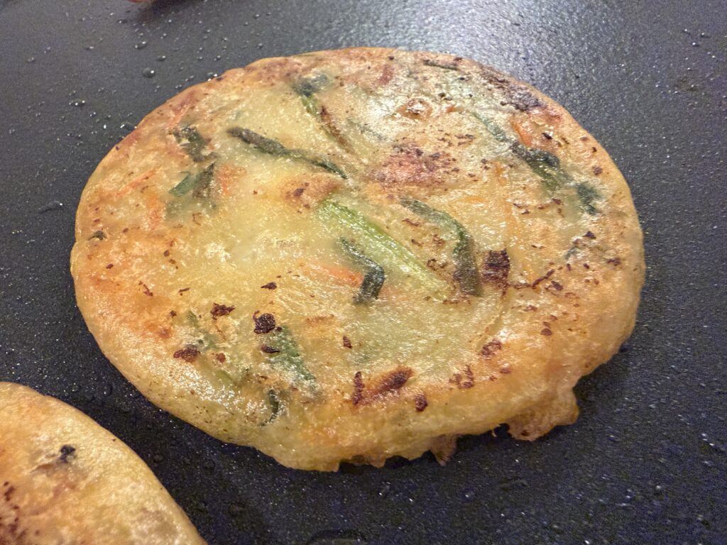 コストコ bibigo海鮮にらチヂミ フライパンで焼いた様子 外はカリッと仕上がり