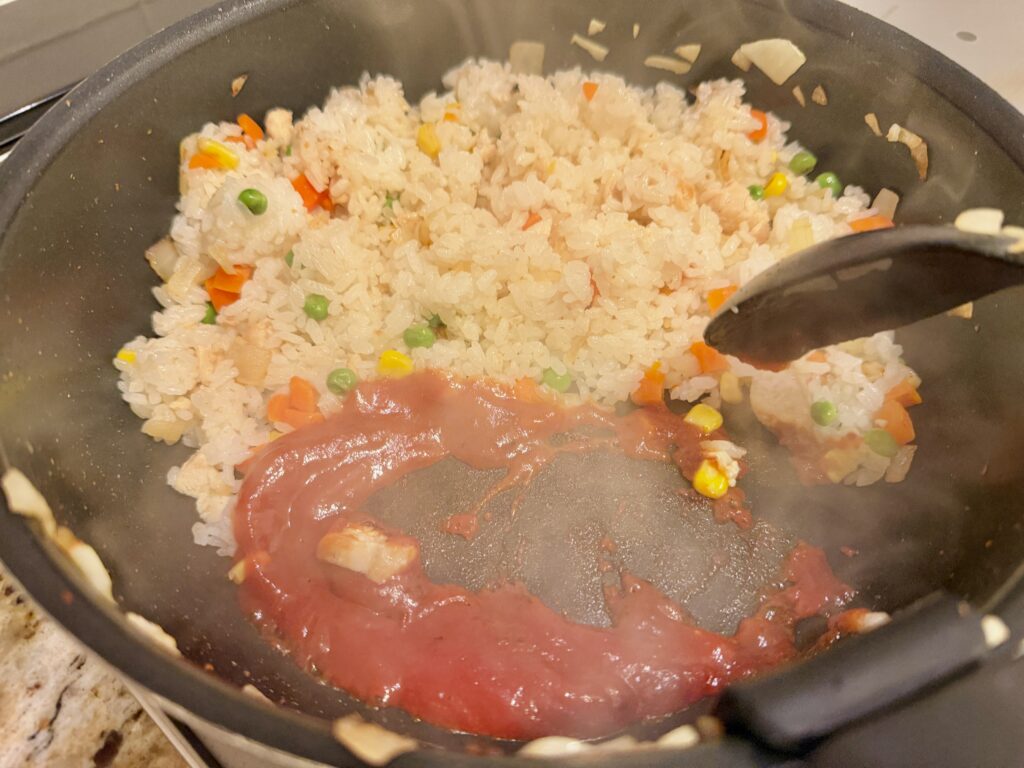 焼きケチャップで作るケチャップライスの作り方|フライパンでケチャップを加熱して酸味を飛ばす工程