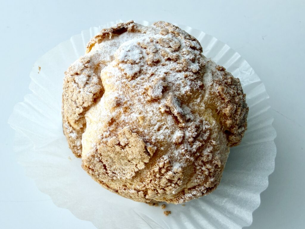 コストコのカスタードシュークリーム1個のアップ写真