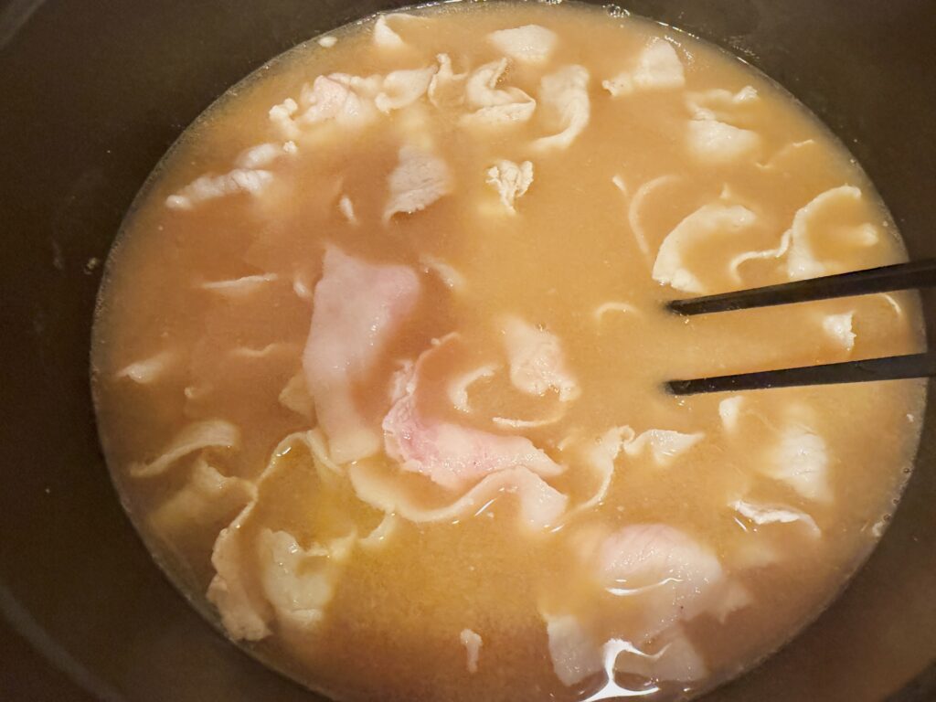 味噌だしで煮た豚肉