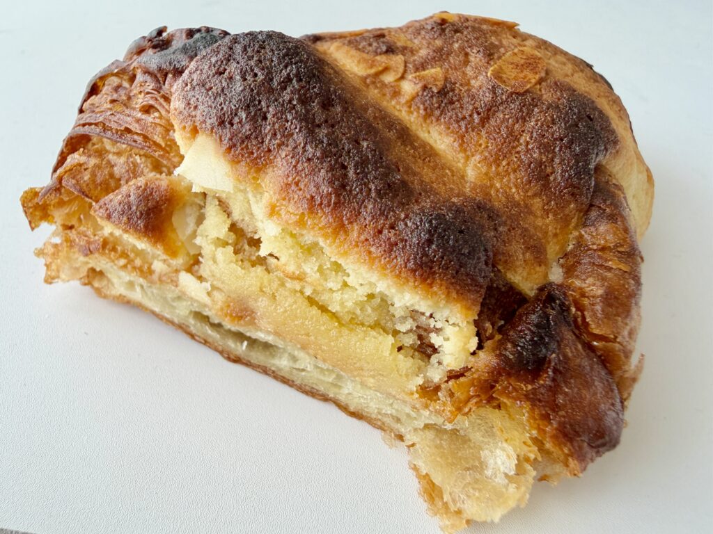 コストコ アーモンドクロワッサン ノンフライヤーで温めた状態