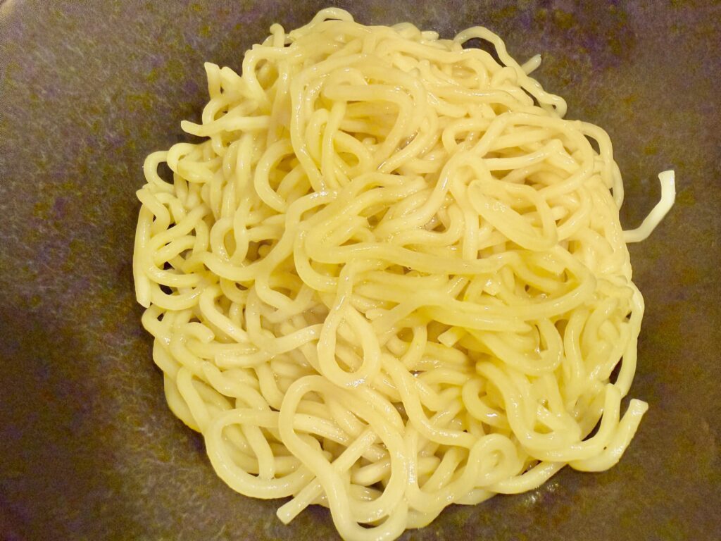 茹でた中華麺に油そばのタレをかける