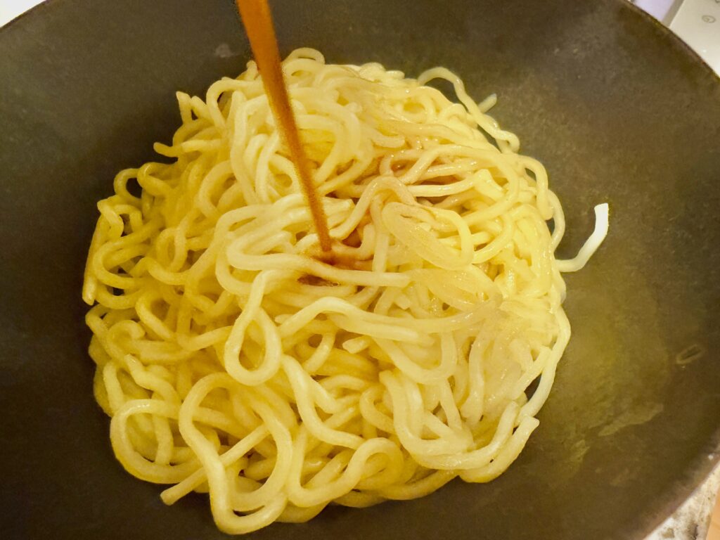 茹でた中華麺に油そばのタレをかける