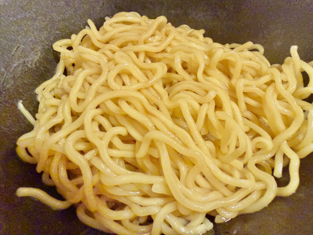油そばの麺アップ|中華麺2玉レシピ