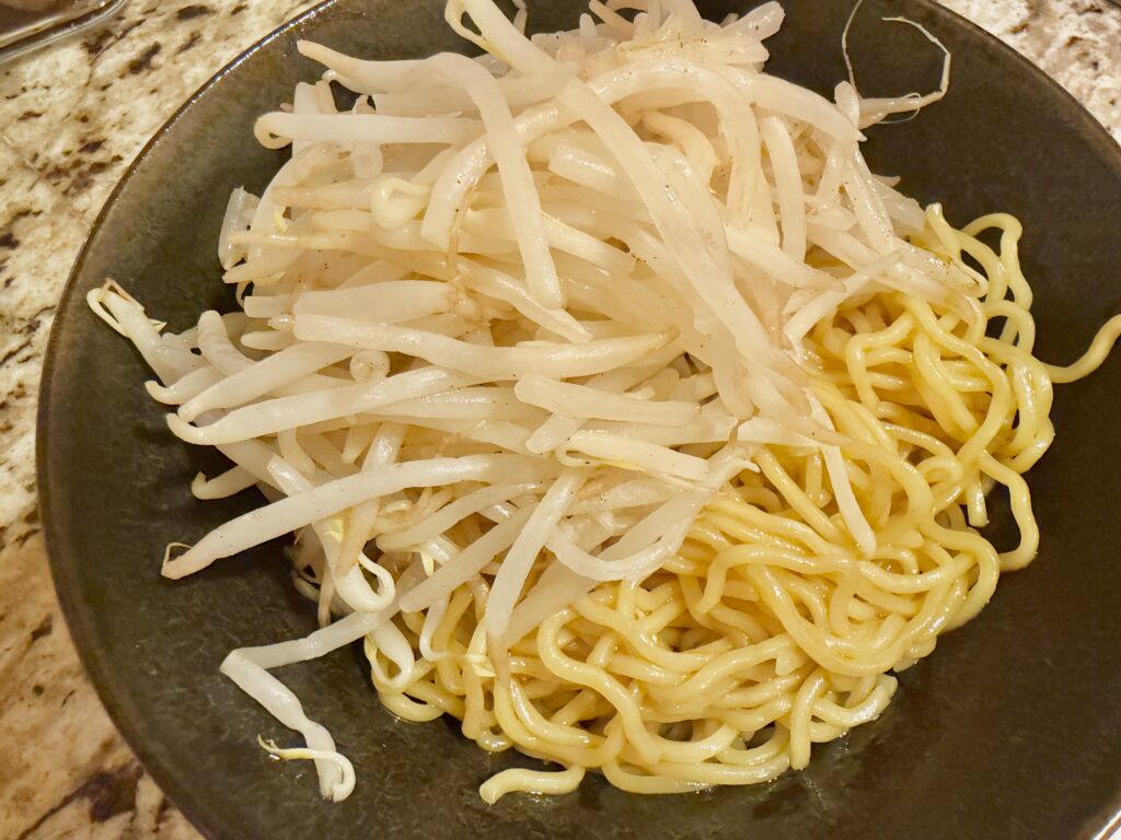 油そばにもやし1袋をのせる|野菜たっぷりレシピ