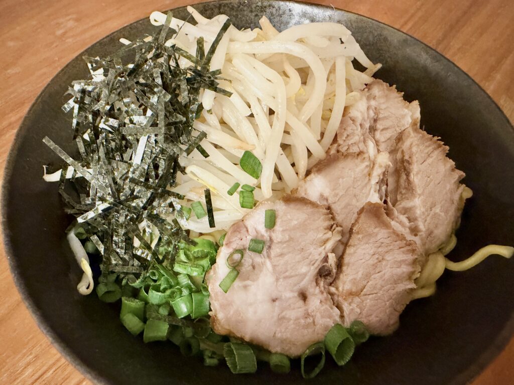 油そばに刻みネギと海苔をトッピング