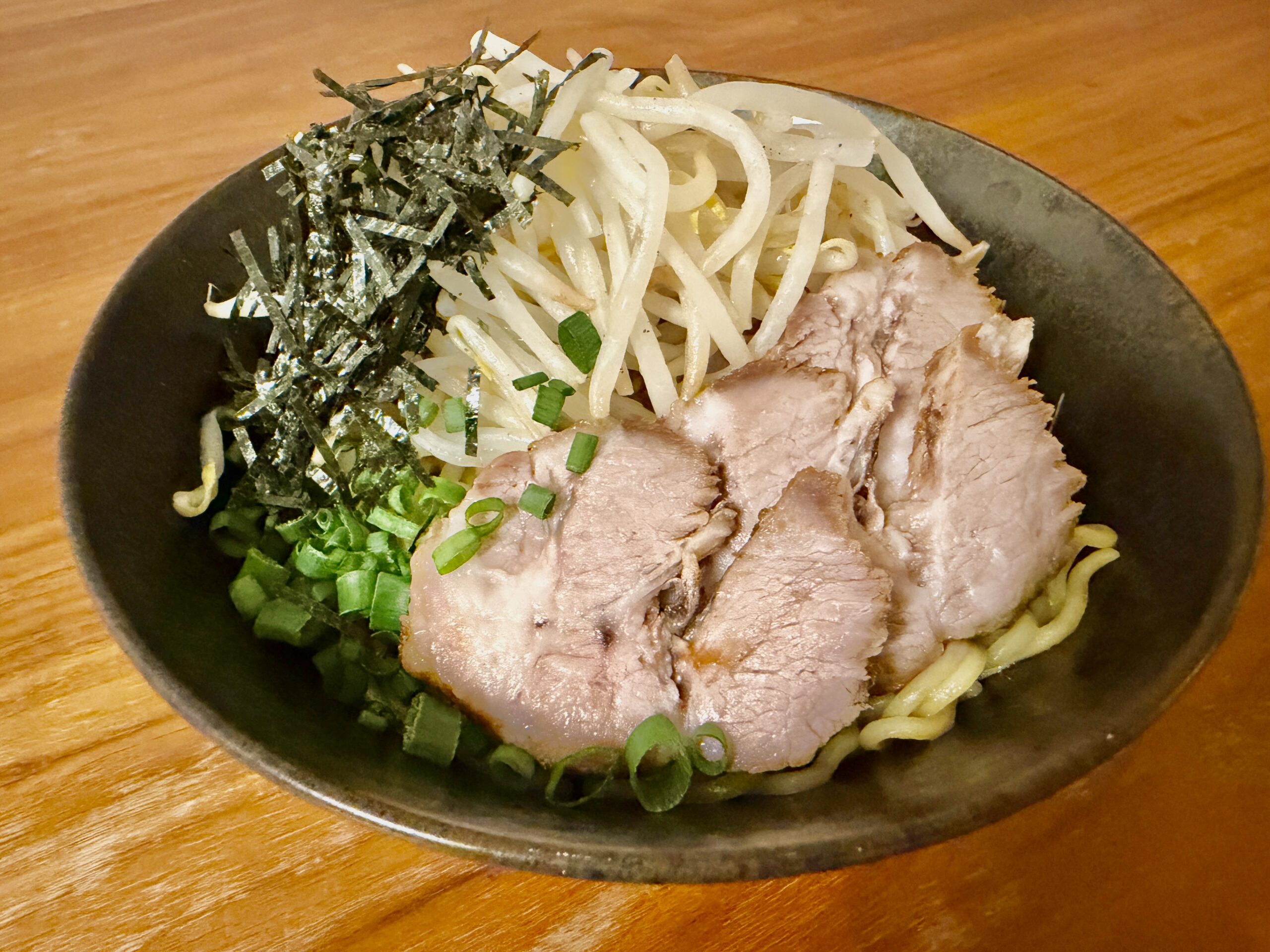 野菜たっぷりもやし1袋のせ油そばレシピ｜中華麺2玉で簡単