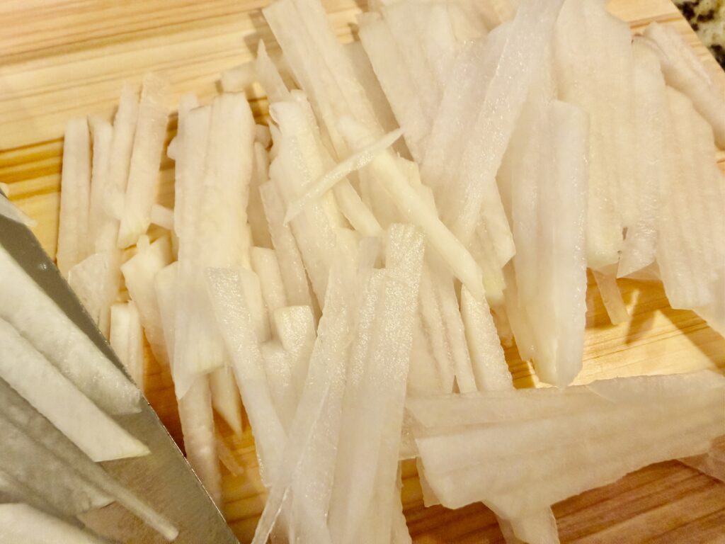 ムセンチェの作り方｜大根を細切りにする