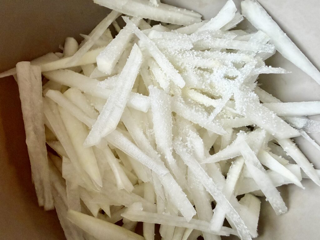 ムセンチェの作り方｜大根に塩をふって水分を出す