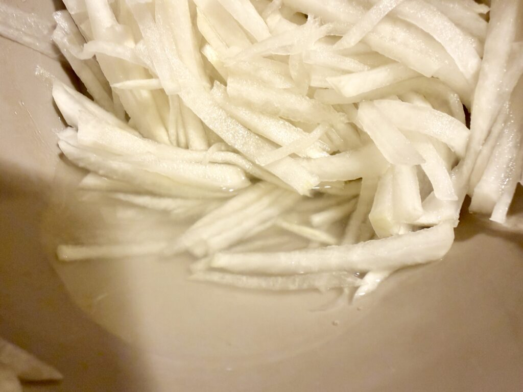 塩もみした大根｜ムセンチェの下準備