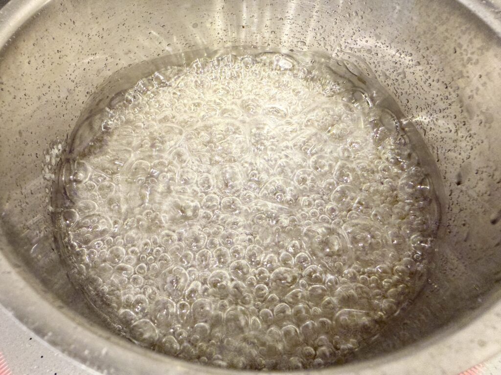 みかん飴の飴が沸騰して泡が出ている状態