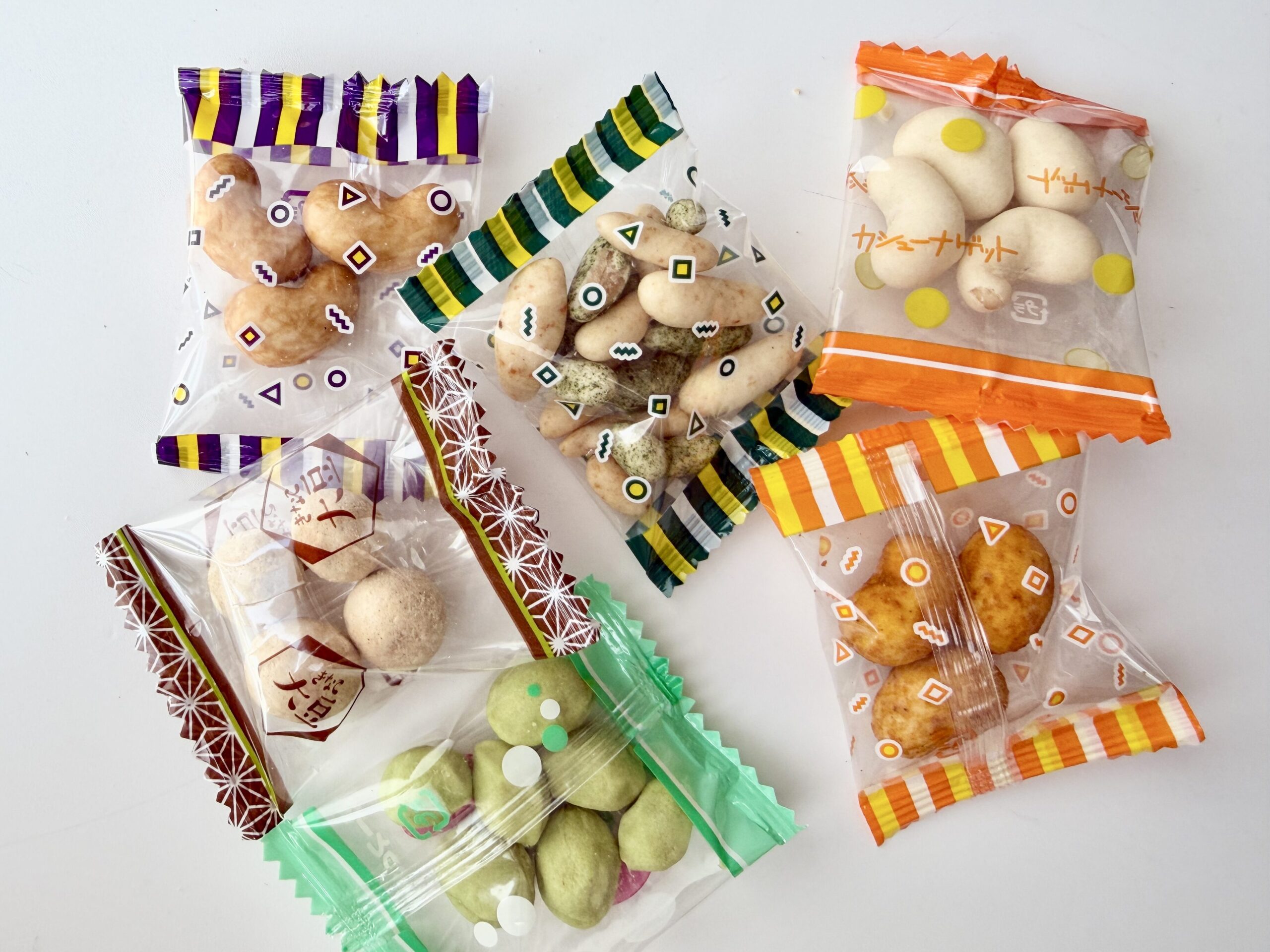 コストコ ミックススナックナッツの6種類を並べた写真