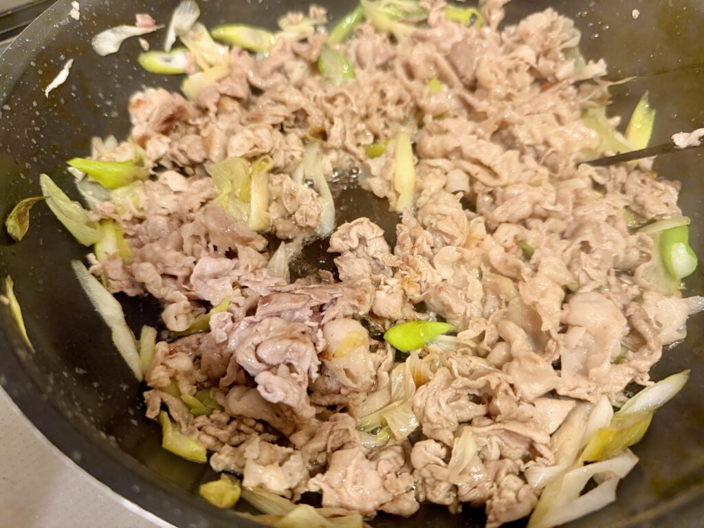 北海道豚丼の作り方｜豚肉とネギを炒める