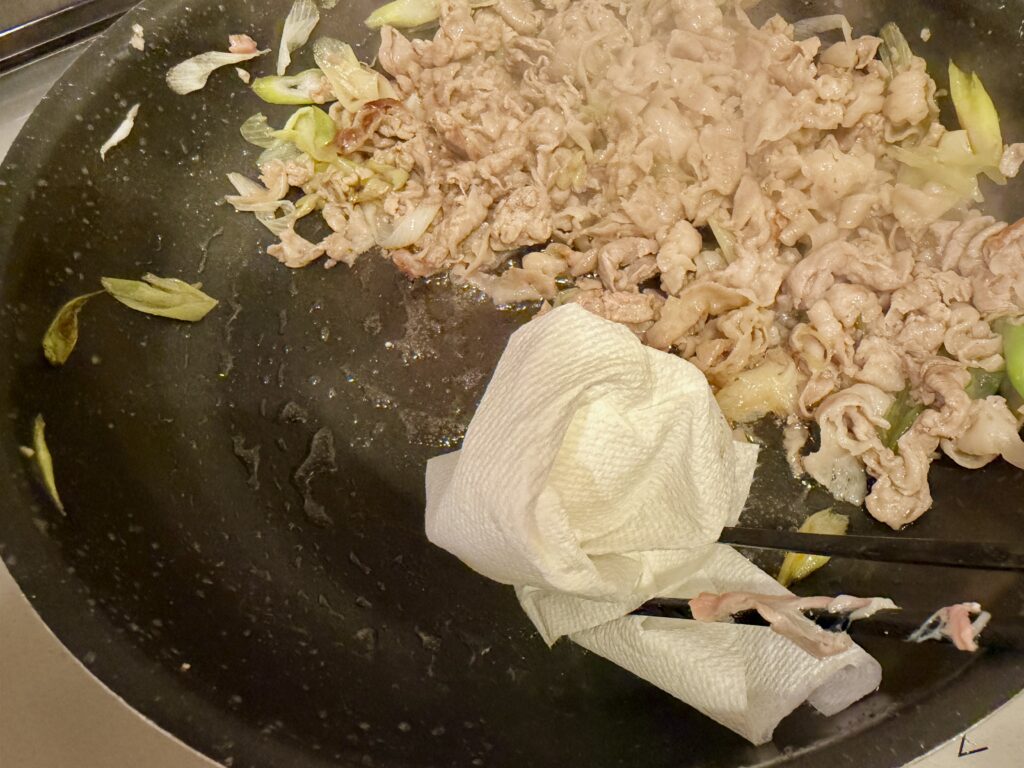 豚丼レシピ｜豚肉の余分な油をキッチンペーパーで取る