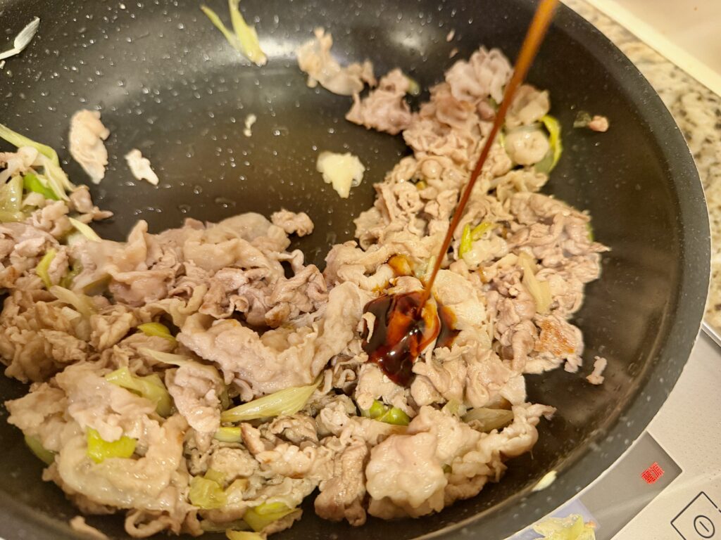 北海道豚丼のタレを入れる工程