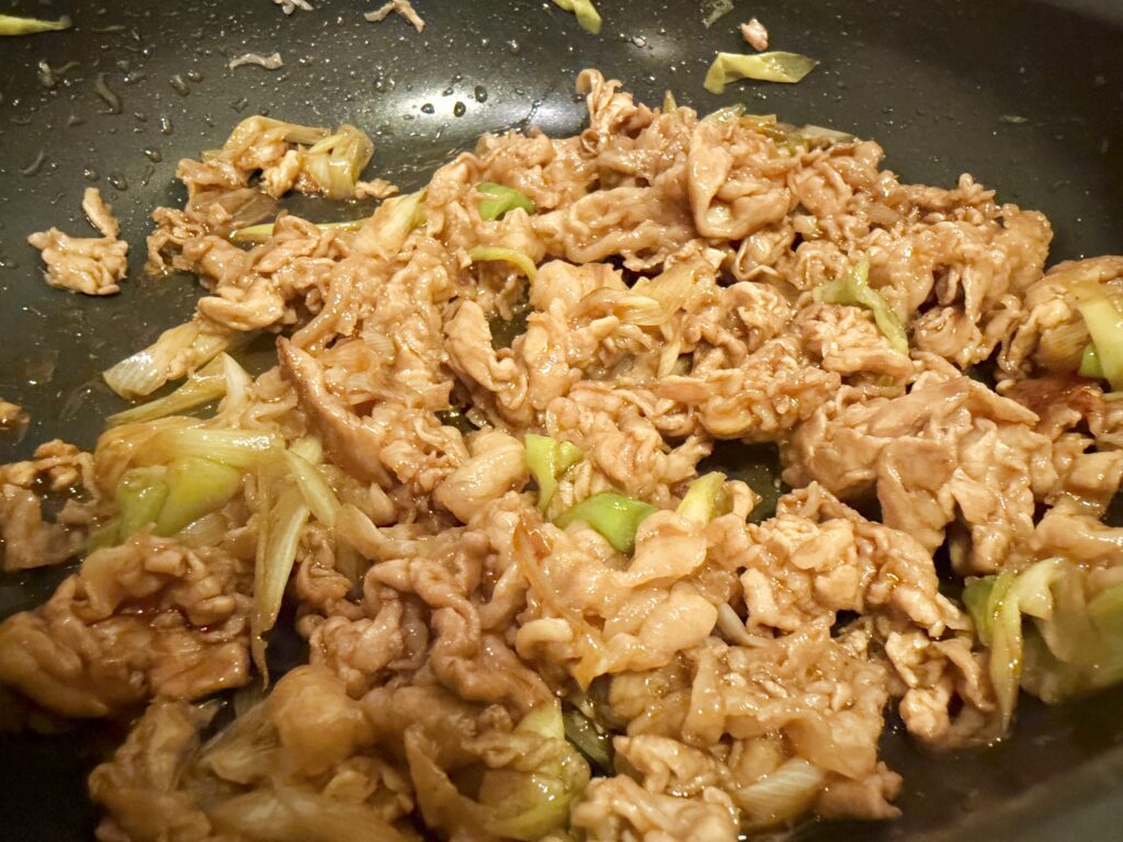 甘辛だれで焼いた北海道風豚丼の豚肉