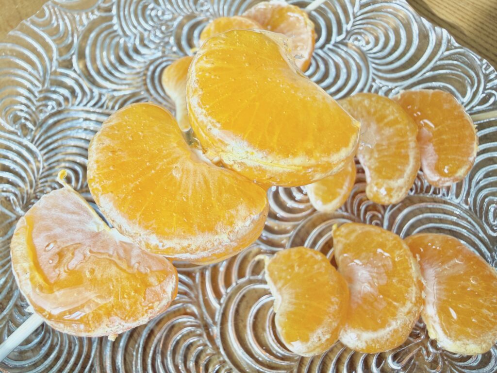 みかん飴のツヤとパリパリ食感が分かるアップ写真