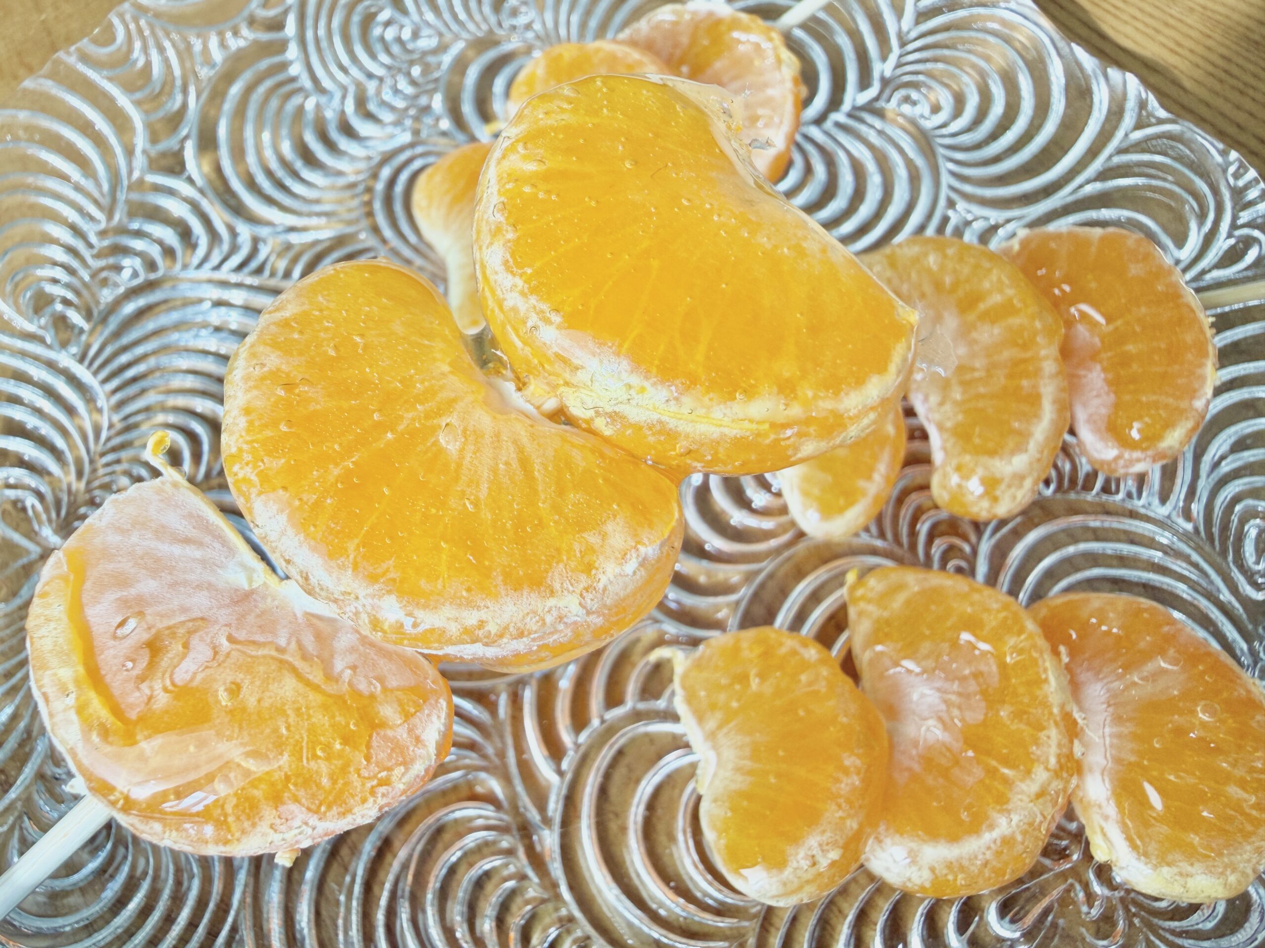 みかん飴のツヤとパリパリ食感が分かるアップ写真