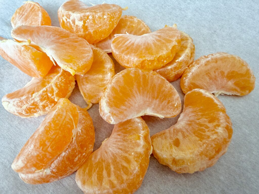 みかん飴用に皮をむいて房に分けたみかん