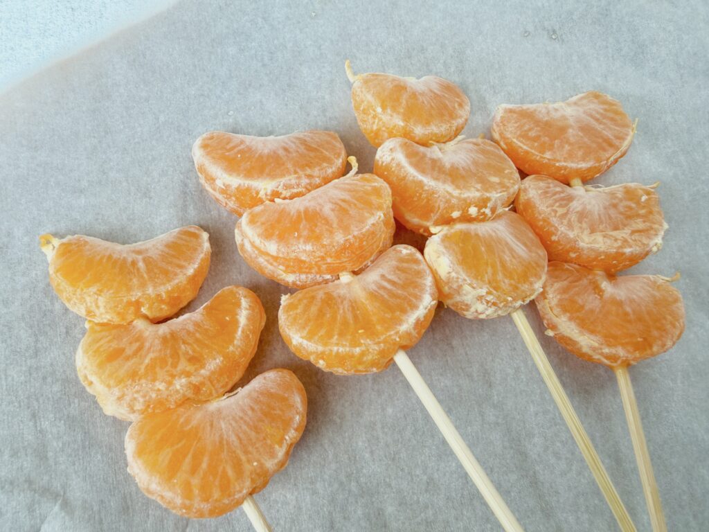 みかん飴用に串に刺したみかん
