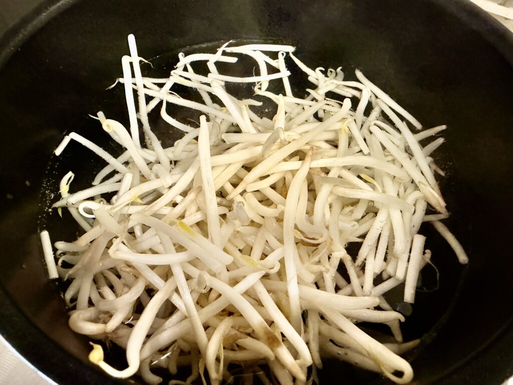 もやしを鍋で1分ほど茹でる