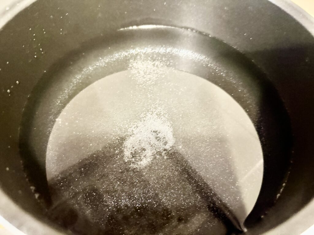 塩を入れたお湯でもやしを茹でる準備