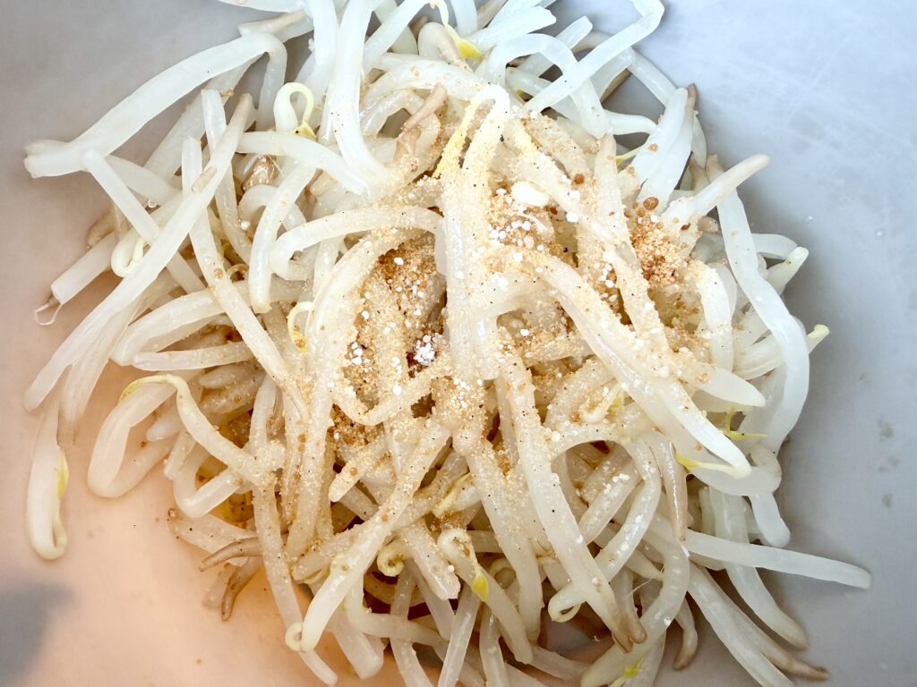 もやしにごま油とだしを加える