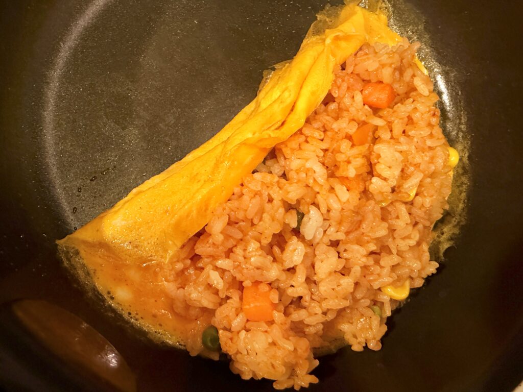 オムライス 包み方 フライパン 端から巻く