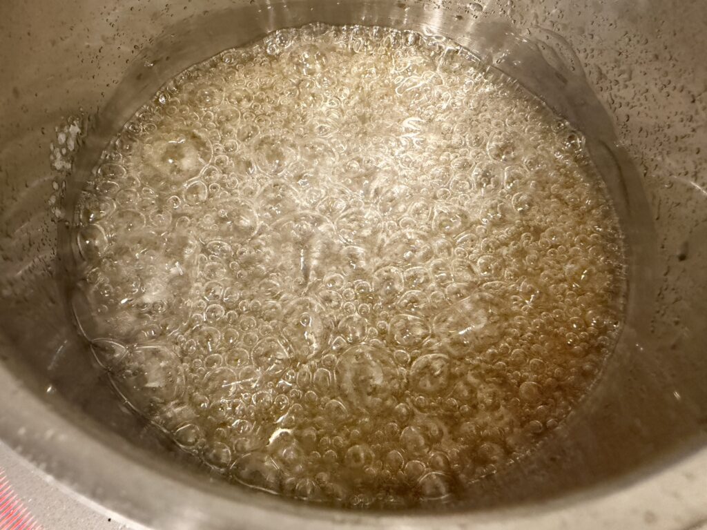 みかん飴の飴が少し茶色くなった状態