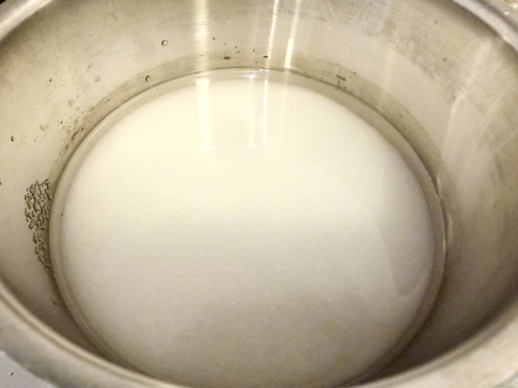 みかん飴用の砂糖を鍋で加熱し始めた状態