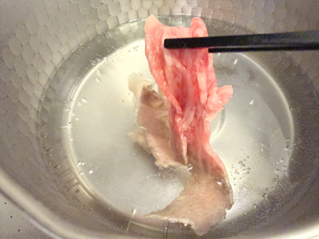 牛肉を弱火で茹でる冷しゃぶの作り方