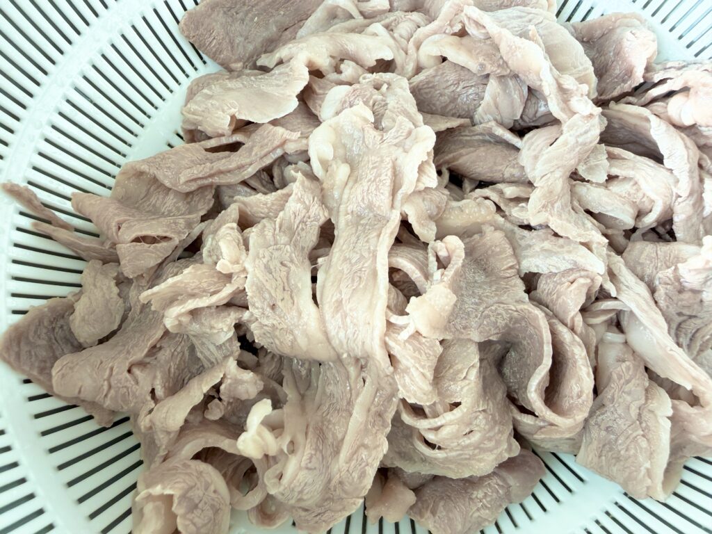 茹でて冷やした冷しゃぶ用牛肉