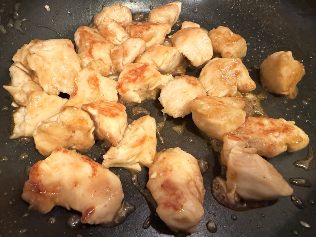 甘酢ダレが絡んだ鶏むね肉